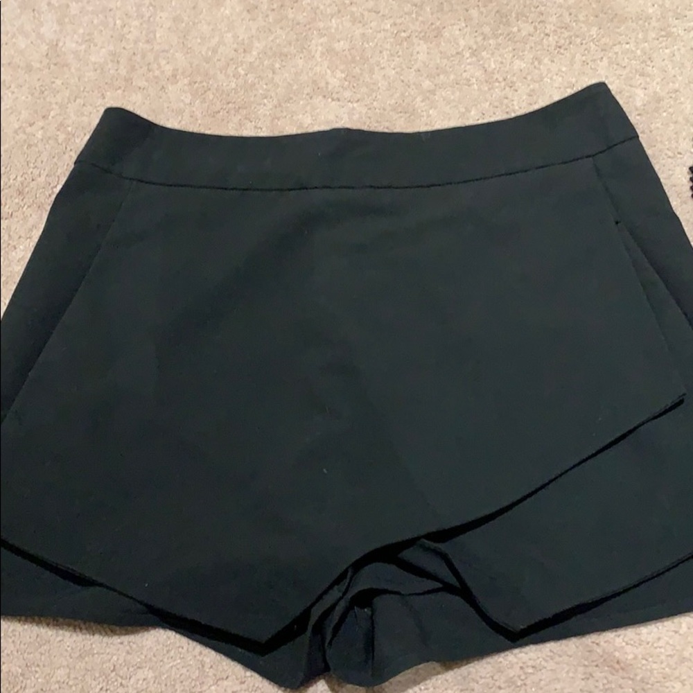 Bloomingdale’s Aqua Black Skort